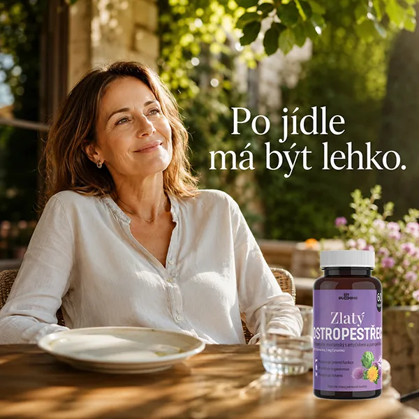 Žena u stolu po jídle, vedle lahvička Zlatého Ostropestřce